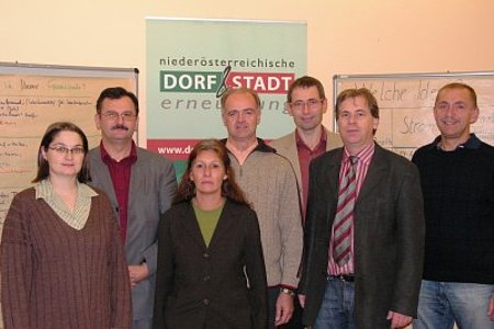 Elisabeth Wachter (Regionalbetreuerin), Rupert Klein (Netzwerkleiter Generationen), Maria-Theresia Schindler (Netzwerkleiterin jugend.aktiv),  Bürgermeister Martin Bruckner (Vorstand NÖ Dorf- und Stadterneuerung), Gottfried Brandner (Netzwerkleiter Klimaschutz), Josef Strummer (Leiter der NÖ Dorf- und Stadterneuerung) Josef Schaden (Jugendgästehaus) v. l.