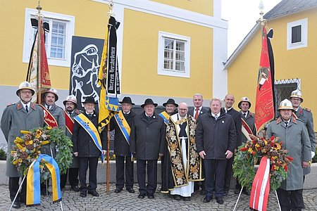 Anton Hipp, Harald und Markus Zauner, Franz Haider, Karl Krecek, Gerhard Dorn, Josef Winkler, P. Daniel Gärtner, Bgm. Johann Hölzl, VV-Obmann Josef Bauer, Vizebgm. Josef Schaden, Josef Reiberger, Erwin Hofbauer und Franz Reiberger vor dem neuen Kriegerdenkmal der Pfarre Sallingstadt