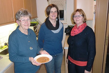 Die frisch zubereitete Fasensuppe wird ausgeteilt: Helene und Iris Scheidl sowie Hedi Kammerer.