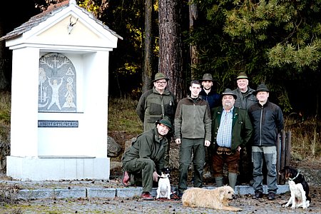 Erstes Treffen zu Neujahr beim Hubertusmarterl: Markus Rabl, Oswald Ablinger, Stefan Wally, Christoph Pfeiffer, Franz Karlinger, Martin Wally u. Wolfgang Kletzl (v.l.)Die Jagdhunde: Ticket, Kira u. Hera