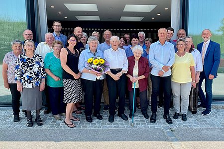 Markus Rabl, Stefan Wally und Bürgermeister Josef Schaden gratulierten Rosa Lang sehr herzlich zu ihrem 75. Geburtstag