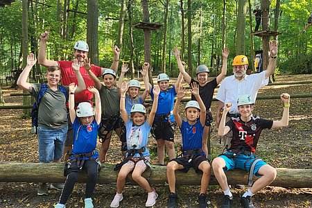 vorne: Felice Berger, Laura Boden, Tobias Hölzl und Felix Scheidlhinten: Bernhard Krecek, Alexander Scheidl, Lara Hölzl, Astrid Krecek, Josef Danzinger, Nina Danzinger und P. Daniel Gärtnernicht am Bild: Birgit Boden und Tanja Berger