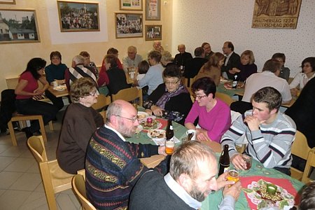 Viele genossen die gemütliche Dorf-Adventfeier im Dorfhaus.