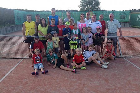 Sitzend: Jakob Hipp, Tobias Krenn, Simon und Niko Dräger, Roswitha Kalch1. Reihe (vor dem Netz): Tennistrainer Christoph Berger, Livia Dräger, Martin Poinstingl, Paul Scheidl, Maximilian Maierhofer, Lena und Julia Poppinger, Marie Scheidl2. Reihe (hinter dem Netz): Josef Kalch, Walter und Birgit Hipp, Dominik Kalch, Michael Dräger, Theresa Maierhofer, Alexander Scheidl, Philipp Dräger, Elisabeth Poppinger, Josef Schaden, Josef Bauer, Herbert Krenn, Bgm. Johann Hölzl