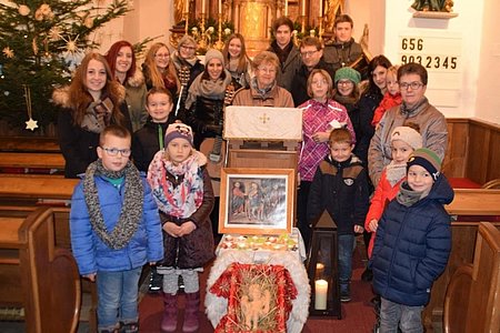 Einige Kinder und Mitgestalter der Kindermette stellten sich einem Foto.