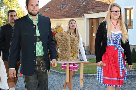 Markus Hennebichler, Carina Krapfenbauer, Mathias Hipp und Tanja Neunteufl brachten die Erntekrone in die Kirche