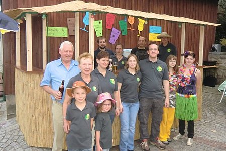 In voller Erwartung vor dem großen Besucherandrang:ganz vorne: Paul und Marie Scheidl1. Reihe: Walter und Herta Liebenauer, Angelika Klenn, Helga Genner, Georg Höllrigl, Lisa Voraberger, Jennifer Witurahinter der Bar: Dorfhaus-Leiter Harald Gretz, Verena Gretz, Oswin Kammerer und Alexander Scheidl