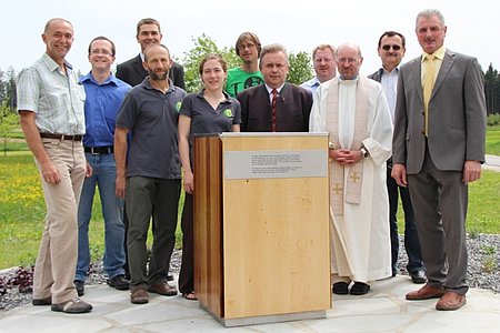 Vizebürgermeister Josef Schaden, Ortsvorsteher Georg Höllrigl, Pyramiden-Künstler Walter Gretz, Gemeinderat Alexander Scheidl, Landschaftsplanerin Verena Gretz, Straßenmeister Christoph Berger, LAbg. Franz Mold, Obmann des VV Josef Bauer, Pater Daniel Gärtner, Betreuer der NÖ Dorferneuerung  Rupert Klein und  Bürgermeister Johann Hölzl