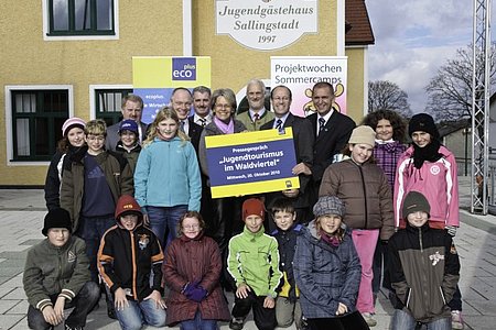 Foto (v.l.n.r.): Vereinsobmann Josef Bauer, ecoplus Geschäftsführer Mag. Helmut Miernicki, Bürgermeister Schweiggers, Johann Hölzl, Wirtschafts- und Tourismuslandesrätin Dr. Petra Bohuslav, Bezirkshauptmann, Dr. Michael Widermann, Geschäftsführerder Destination Waldviertel, Gerwald Hierzi, Sprecher der ARGE Jugendtourismus Waldviertel, Josef Schaden. Copyright: Thule G. Jug