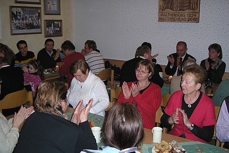 Dank des Besuches auch von Auswärtigen, waren die Kapelle und auch das Dorfhaus fast bis auf den letzten Platz gefüllt.