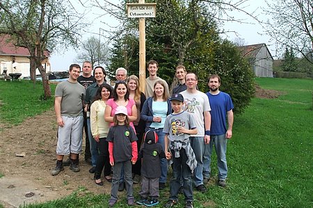 Die Dorfjugend beim Baum des Ortsvorstehers