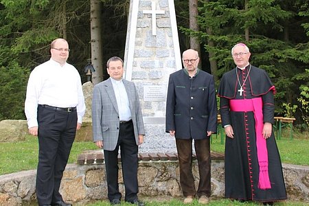 Besuch bei der Bernhard-Oase: Priesteranwärter Alexander Fischer, Kaplan Mag. Franz Dangl, Weihbischof Dr. Anton Leichtfried und Pfarrmoderator Mag. Daniel Gärtner