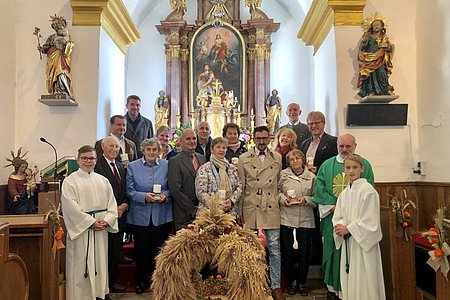 Folgende Jubelpaare feierten am Sonntag, dem 23. Oktober, ihr Ehejubiläum:vorne: Friedrich und Rosa Lang (50 Jahre), Gerhard und Gertrude Hipp (50 Jahre), Walter und Hedwig Hipp (50 Jahre)hinten: Gerhard und Angelika Klenn (30 Jahre), Kramreither Martin und Brigitte (40 Jahre), Claudia und Manfred Grünsteidl (30 Jahre)Weiters am Bild sind die Ministranten Bernhard Krecek und Tobias Hölzl, Pater Daniel Gärtner, stellvertretender Vorsitzender des Pfarrgemeinderates Alexander Scheidl und Bürgermeister Josef Schaden