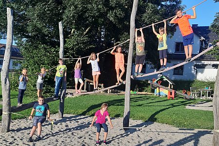 Die Sallingstädter und Walterschläger Kinder freuen sich schon auf den bevorstehenden Familienwandertag:vorne: Bernhard Krecek und Nina Danzingerhinten: David Hipp, Tobias Hölzl, Felix Scheidl, Astrid Krecek, Livia Dräger, Lara Hölzl, Josef Danzinger, Moritz Poinstingl und Linus Hipp