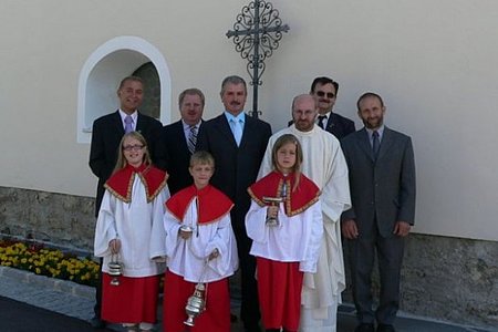 Die Ministranten und P. Daniel mit den Ehrengästen: Vzbgm. Josef Schaden, Obmann des Verschönerungsvereins Josef Bauer, Bgm. Johann Hölzl, Betreuer der NÖ Dorferneuerung Rupert Klein, Obmannstellvertreter des Pfarrgemeinderates Walter Gretz