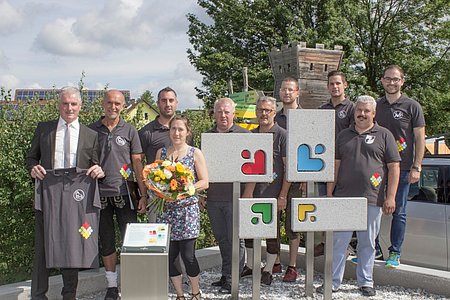 Das Team des Projekts Begrüßungsschilder und Dorfplatz:(v.l): Bgm. Johann Hölzl, Josef Schaden, Daniel Hölzl, Verena Gretz, Josef Bauer, Anton Hipp, Markus Rabl, Mathias Hipp, Harald Zauner und Christopher Edelmaier