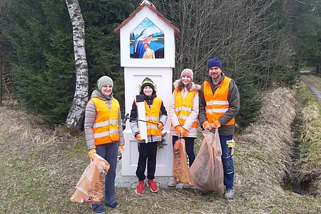 Stopp Littering in Walterschlag: Iris, Felix, Marie und Alexander Scheidlnicht am Bild: Paul Scheidl