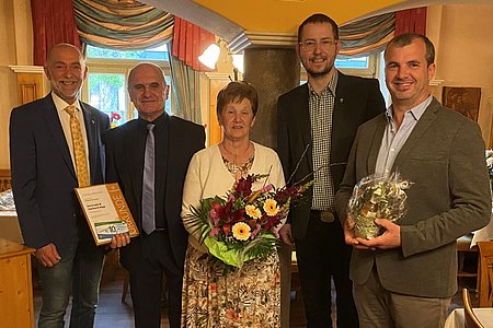 v.l.: Bürgermeister Josef Schaden, Gerhard und Gertrude Hipp, GR Markus Rabl und Dietmar Hipp Foto: Gemeinde