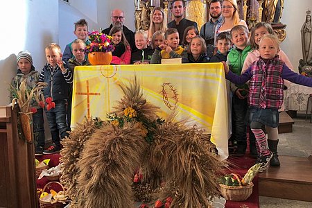 Alle Kinder mit P. Daniel Gärtner und den ErntekroneträgerInnen der Jugend.