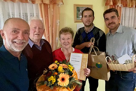 Bürgermeister Josef Schaden, Ortsparteiobmann Markus Rabl und Ortsvorsteher Alexander Scheidl stellten sich als Gratulanten zum Geburtstag von Herta Liebenauer ein. Mit am Bild ist auch der Gatte Walter Liebenauer.