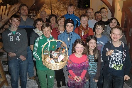 Die Glücksengerl mit den Gewinnern des Eierpeckens 2013:vorne: Tobias Krenn, Dominik Kalch, Marie Scheidl, Celina und Michael Grötzl, Paul Scheidlhinten: Christian Kurz, Bernd Witura, Bettina Bauer, Franz Trappl, Manuela Haider, Hedwig Kammerer, Erwin Kurz, Herta Liebenauer, Rudolf Fischer, Gerhard Klenn, Rene Witura und Jacqueline Kindl