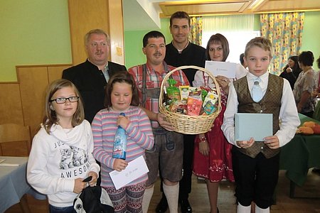 Die Gewinner des 40-Fragen-Rätselspiels:Lena Poppinger, Obmann Josef Bauer, Tanja Müllner, Günter Müllner, Organisator des Rätselspiels Alexander Scheidl, Michaela Kalch und Paul Scheidl(nicht am Bild: Nina Dräger)