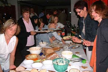 hier gabs zur Stärkung Brot und gute Aufstriche für Alle