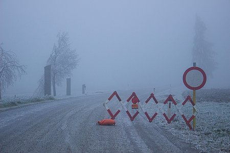 Die Straße zwischen Walterschlag und Unterrabenthan wurde wegen umgefallenen Bäumen gesperrt.