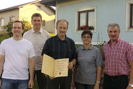 Ehrung für den ehemaligen Ortsvorsteher aus Walterschlag:Jetziger OV Georg Höllrigl, GR Alexander Scheidl, ehemaliger OV Walter Krapfenbauer, Gattin Hermine Krapfenbauer und Bürgermeister Johann Hölzl