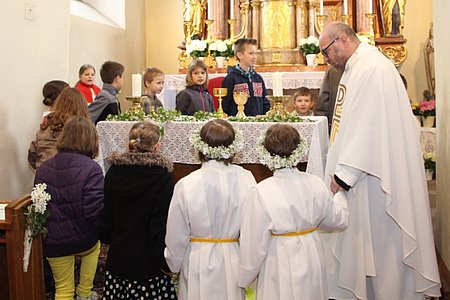 Alle mitfeiernden Kinder waren eingeladen, sich beim Vater-Unser-Tanz zu beteiligen.