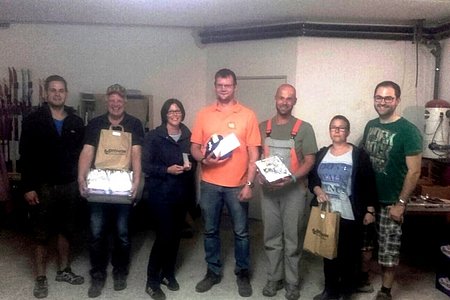 JVP Obmann Mathias Hipp und JVP-Waldviertelobmann Christopher Edelmaier mit den Gewinnern der Tombolapreise: Martin Wally, Melanie Lang, Bernhard Kaufmann, Franz Schaden, Christine Krecek