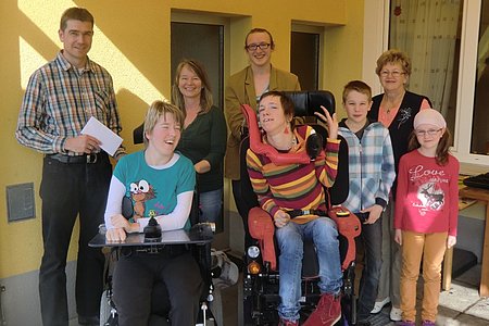 Die Suppenköche aus Walterschlag überbrachten an den Verein für ganzheitliche Förderung eine beachtliche Spende:Alexander Scheidl, Daniela Fürst, Leiterin der Tageseinrichtung Roswitha Gattringer, Jonathan Linser, Bernadette Grauskopf sowie Paul, Helene und Marie Scheidl