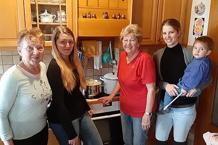Zubereitung der Suppe: Herta Liebenauer, Carina Krapfenbauer, Helene Scheidl, Lisa Schleser und Aaron Schleser