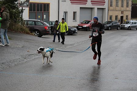 Drittplatzierter beim Hauptlauf, Peter Schindler, bestritt die Strecke mit seinem vierbeinigen Freund.