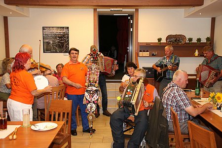 Brigitta Mayer, Erwin Böckl, Herbert Dornhackl, Franz Jansenberger, Anni Weißenböck, Sepp Krapfenbauer, Ernst Redl und Hans Tischler spielten gemeinsam auf