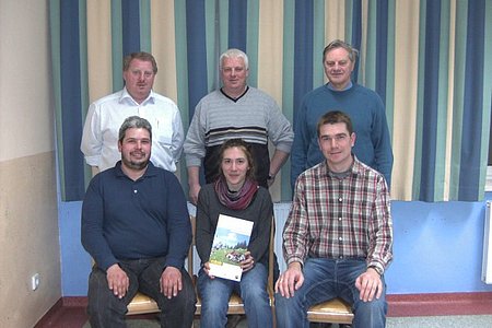 Die neu gegründete Arbeitgruppe: sitzend: Harald Zauner, Verena Gretz und Alexander Scheidl (Vorsitzender); stehend: Obmann Josef Bauer, Martin Wally und Heinrich Reuberger; nicht am Bild: Christian Hipp, Georg Höllrigl, Dietmar Hipp, Walter Gretz und GGR Josef Schaden