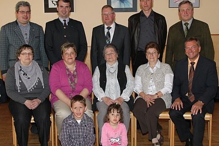 Hedwig Grassinger mit zwei Enkerl, den fünf Kindern und den Gratulanten Vorne: Enkerl Dominik und MichaelaSitzend: v.l. Waltraud Hackl, Martina Wurz, Hedwig Grassinger, Emma Wimmer, Erwin GrassingerStehend: v.l. Harald Zauner, Dietmar Hipp, Josef Grassinger, Gerhard Haider und Johann Weber