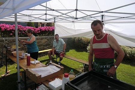 Pommes, Surbraten und Bratwürstel