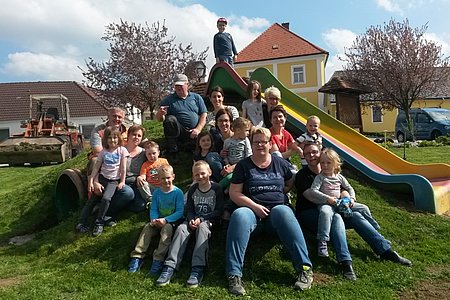 Die zahlreichen Helfer beim Kinderspielplatz.