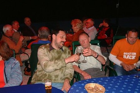 Prost!! Hans und Reini genossen das gute "Tröpferl"