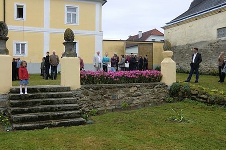 Der Pfarrhofgarten wird besichtigt.