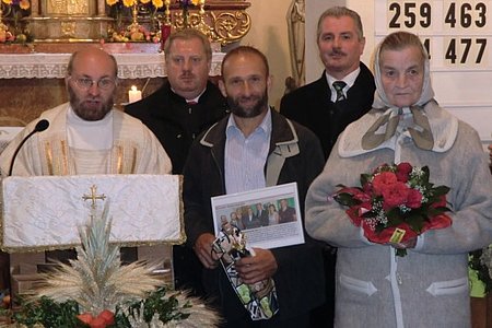 Die Gestaltung und Betreuung des Friedhofes wurde gewürdigt:P. Daniel Gärtner, VV-Obmann Josef Bauer, Walter Gretz, Bgm. Johann Hölzl und Franziska Dum