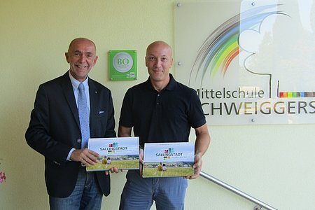 Josef Schaden übergab zwei Bücher an Direktor Bernhard Bachofner für die Schulbibliotheken in Schweiggers