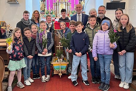 Palmsonntag-Feier:1. Reihe: Klara Tatzer, Valentin Dum, Ines Steininger, Jakob Holzmüller, Kathrin Steininger, Michael Holzmüller, Luis Hipp, Jakob Tatzer, Laura Boden und Astrid Krecek2. Reihe: Bernhard Krecek, Alexandra Kugler, Karin Böhm, Linus Hipp, Josef Schaden, Anita Oppl, Walter Oppl und Lara Hölzl