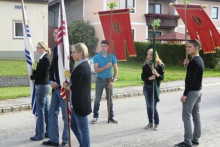 Die Jugend mit den Fahnen