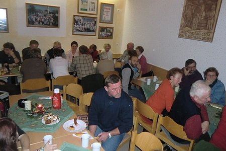 Gemütliches Beisammensein im Dorfhaus