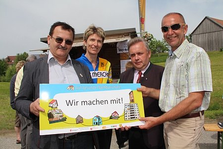 Rupert Klein, Betreuer der NÖ Dorferneuerung, brachte ein Schild mit. Dieses will zum Ausdruck bringen, dass auch Walterschlag beim Projekt "Gesunde Nachbarschaft" dabei ist. Eingereicht wurde das Straßenfest mit der Errichtung der Friedenspyramide. Und die Arbeit hat sich gelohnt: Das Projekt wurde auserwählt und mit 300  belohnt.