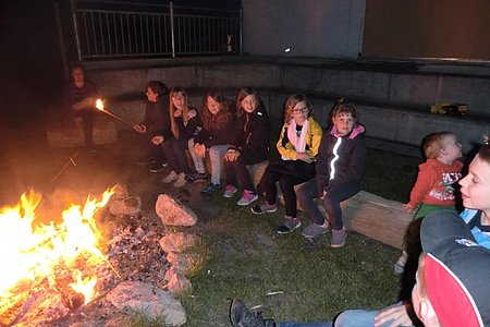 Gemütliches Lagerfeuer im Außenbereich des Jugendgästehauses.