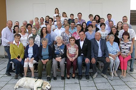 Walter Hipp (1. Reihe 6. v.l.) freut sich über die große Gratulantenschar zu seinem Siebziger.