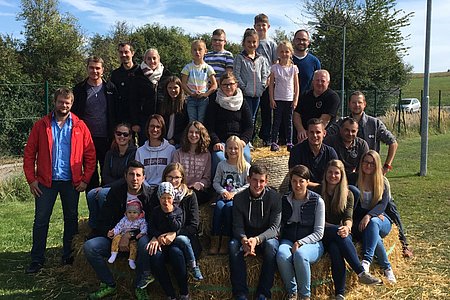 Gruppenfoto einiger Helferinnen und Helfer des Familienwandertags mit Kindern:1. Reihe: Stefan und Evelyn Hölzl mit Rosalie und Liam, Stefan Wally, Nicole Huber, Tanja Neunteufl, Carina Krapfenbauer2. Reihe: Bernhard Kaufmann, Julia Schwarz, Daniela Hölzl, Marie Scheidl, Verena Schnabl, Mathias Hipp, Josef Kalch, Markus Rabl3. Reihe: Alexander Scheidl, Thomas Ruß, Sandra Bauer, Lena Poppinger, Tobias Hölzl, Bernhard Krecek, Julia Poppinger, Lara Hölzl, Felix Scheidl, Astrid Krecek, Christopher Edelmaier